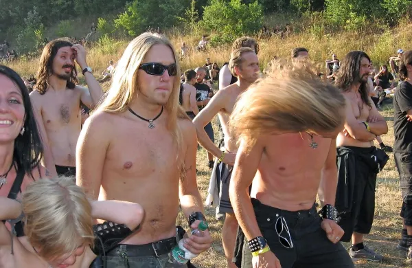 Metalci 80. let prejšnjega stoletja so bili “izrazito srečnejši v 
svoji mladosti,  pozneje pa bolje prilagojeni” kot njihovi 
vrstniki, izhaja iz študije.