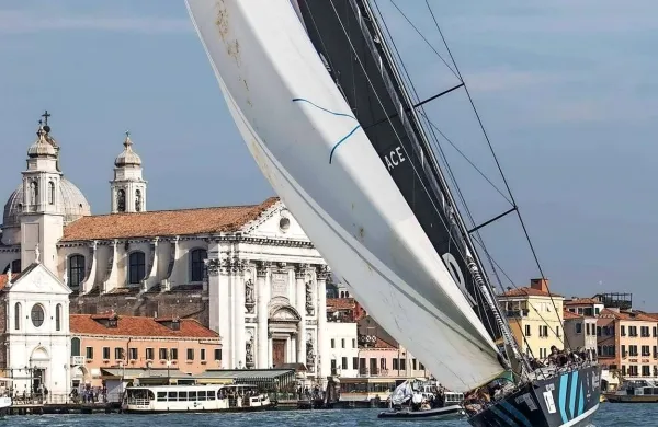 Po naročilu podjetja Star Clipper bodo v Splitu naredili 
največjo jadrnico na svetu, moderno kopijo jadnrice France II 
iz leta 1911. 