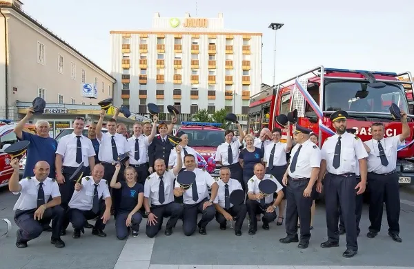 Postojnski gasilci so se razveselili novih vozil. 