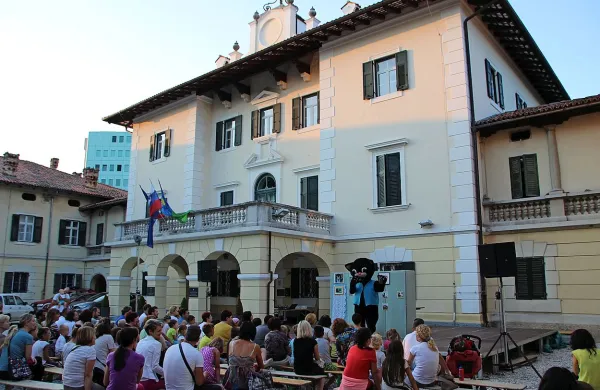 Minuli četrtek je otroško druščino zabaval Maček Muri.