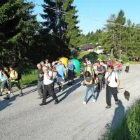 Prijatelji ob meji so v nedeljo krenili po poti pradedov mimo 
Solarjev.  