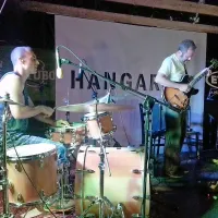 Trio Sveti napolnil izolski Hangar