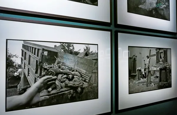 Fotografije nedavne morije v Bosni močno spominjajo na  
podobe holokavsta med drugo svetovno vojno. 