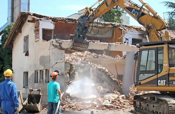 Rušenje objekta ob samskem domu ne pomeni, da bodo začeli urejali humanitarni center. 