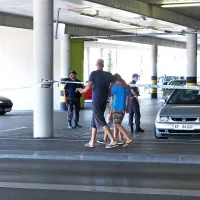Policisti so zavarovali parkirišče, na katerem je nekdo pustil 
sumljivo črno torbo.