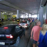 Avtomobili so v koloni zapuščali garažno hišo.