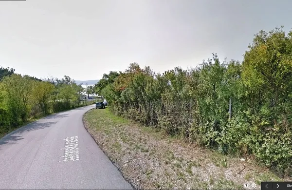 Za kmetijski parceli v Valdoltri,  tik pod Jadransko cesto, ob 
poti, ki vodi do lokala Spiaggia bar, in le kakšnih petdeset 
metrov od morja, je trzinski podjetnik Feliks Urmaš odštel 
vrtoglavih 158.000 evrov.