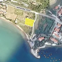 Prodani kmetijski parceli  (označeni z rdečo) se nahajata le kakšnih 50 metrov od obale v 
Valdoltri.