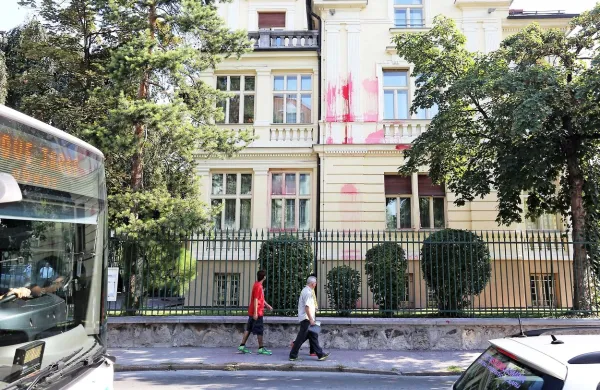 Skupina neznancev je okoli druge ure zjutraj z rdečo barvo 
pomazala pročelje in dvorišče nemškega veleposlaništva v 
Ljubljani. 