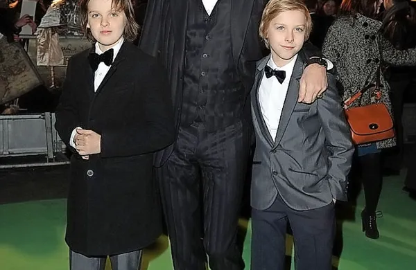 Nick Cave s sinovoma dvojčkoma.