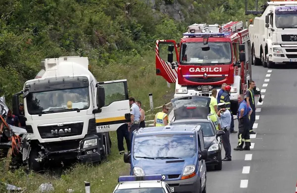 Voznika cisterne, ki je po nesreči odšel peš, so včeraj policisti 
še iskali. Iz Romunije pa je prišla vest, da je v zmečkani dacii 
umrla družina višjega tožilca Flaviusa Corneliuja Chisa.