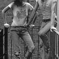 Patti Smith in Robert Mapplethorpe, ko sta bila prijatelja, 
sostanovalca in uveljavljajoča se umetnika, ne še slavna 
pevka in kontroverzni fotograf. Patti je tukaj pozirala s 
pričesko v slogu Keitha Richardsa.
