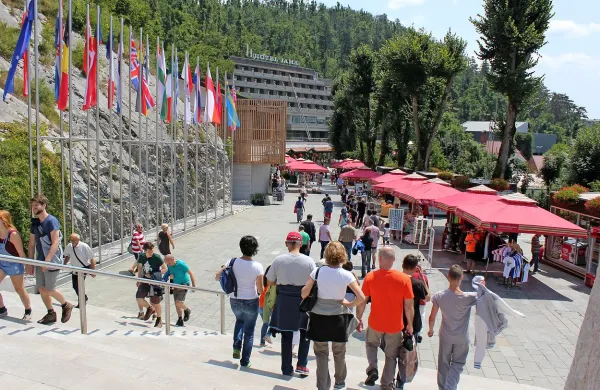 V Postojnski jami bodo del zadržanega dobička namenili za 
prenovo hotela Jama, ki je ocenjena na pet milijonov evrov in 
je kot taka največja naložba v zadnjih letih.  