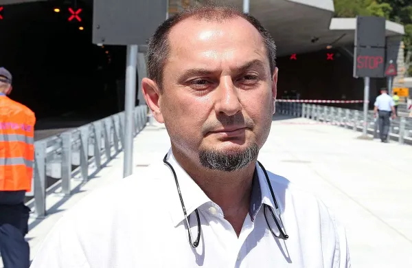Gašpar Gašpar Mišič obljublja, da bodo vsakemu kupcu 
stanovanja v soseski Livade podarili tudi vinjeto za tri do pet 
let, “da se bodo lahko brezskrbno vozili skozi predor Markovec.”