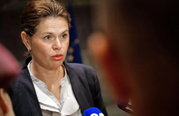 Alenka Bratušek je za kazensko ovadbo zaradi kandidature 
za evropsko komisarko izvedela iz medijev. 