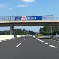 V teh dneh Dars obeša 30 transparentov o pravilnem razvrščanju.

