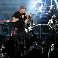  Vasco Rossi, znan po divjem življenju, je marsikoga prijetno presenetil z izjemno energičnim nastopom, odlično 
pa se je odrezal tudi krepek in dobro uigran bend. 
