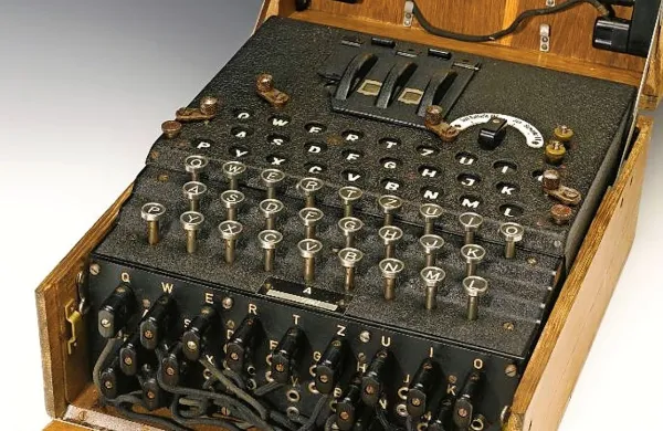 Model enigme, izdelan leta 1943, je iz enega izmed evropskih 
muzejev za več kot 213.000 evrov romal v ZDA.