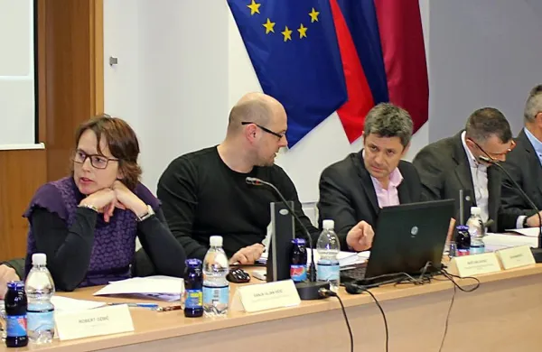 Poročilo nadzornega odbora Občine Postojna obremenjuje 
nekdanjo direktorico družbe Postojna turizem Vanjo Uljan 
Vičič (druga z leve), sicer zaposleno na občini. 