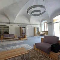 V avli bo obiskovalec dobil prvi stik z notranjostjo vile oziroma “gradu”. 