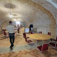 Restavracija in vinoteka bosta v kletnih prostorih, najemnika  
bodo še izbrali. 