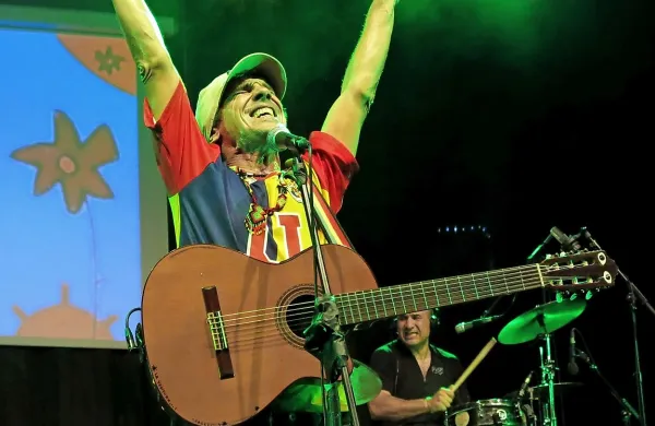 Manu Chao je tudi v Kopru koncert na trenutke spremenil v 
nogometno tekmo, v kateri so bili vsi zmagovalci. 