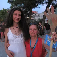 Cinzia Tomasi iz Trevisa (levo) in Chandana iz Belluna, zvesti spremljevalki 
Manujevih koncertov.