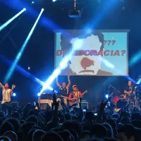 Manu Chao je nastopil z uigrano spremljevalno zasedbo, 
koncert pa so dopolnjevale angažirane animacije, ki jih je sam 
ustvaril pred leti. 