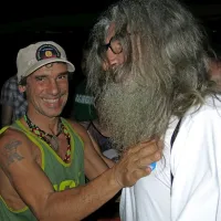 Manu Chao se je v zaodrju posvetil prav vsakemu, tudi 
slikarju Alessandru Bumbaku iz Umaga.  