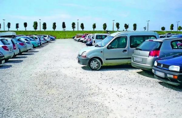 Komunala Koper bo v ponedeljek začela asfaltirati makadamsko  parkirišče za tržnico. 