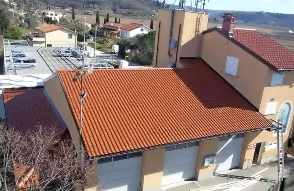 Gasilski dom v Sečovljah ima novo streho, denar zanjo pa so 
gasilci zbrali  na  veselicah in s pomočjo donatorjev.