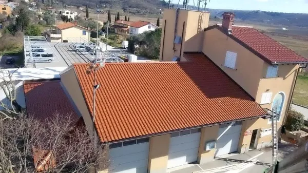 Gasilski dom v Sečovljah ima novo streho, denar zanjo pa so 
gasilci zbrali  na  veselicah in s pomočjo donatorjev.