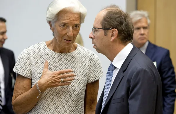  Generalna direktorica Mednarodnega denarnega sklada 
Christine Lagarde je poudarila pomembnost prestrukturiranja grškega dolga. Zmanjšanje dolžniškega bremena je 
namreč po njenih pojasnilih pomembno za IMF, da sodeluje v 
novem paketu pomoči Atenam.