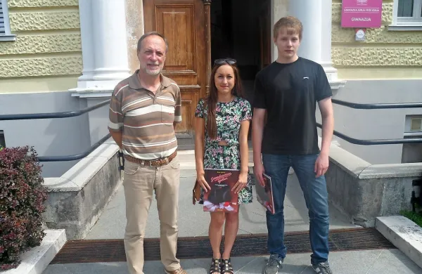 Gimnazija Jurija Vege Idrija: Melita Flander in Denis Kavčič z  
ravnateljem Borutom Hvalcem.