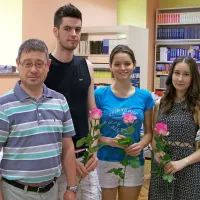 Gimnazija Koper: Eva Jenko,  Marko Krmac in Karin Korelc z 
ravnateljem Brunom Petričem 