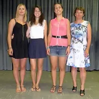 Gimnazija Tolmin:  ravnateljica Branka Hrast Debeljak s tremi 
zlatimi maturantkami od petih, Blažko Šturm, Julijo Herman 
in Niko Kaplja.