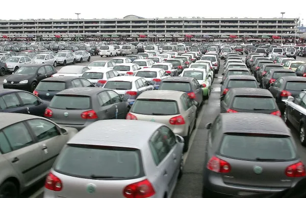 V prvem polletju letošnjega leta je na parkiriščih v pristanišču 
parkiralo za 18 odstotkov več avtomobilov kot v prvem 
lanskem polletju.