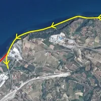 Prikaz enosmernega  prometa med Izolo in Moletom: dopoldne proti Kopru ob avtokampu 
Jadranka, popoldne proti Izoli z obalne ceste na nekdanjo izolsko obvoznico.  