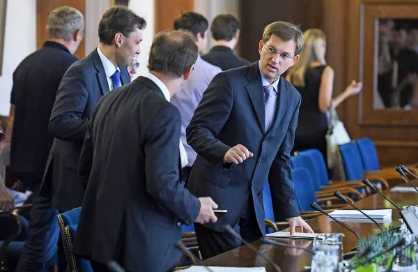 Trije odbori DZ, ki so danes na skupni seji nadaljevali 
razpravo o Grčiji, so podprli prizadevanja slovenske vlade, da 
se začnejo pogajanja o novi pomoči Grčiji, je po koncu seje  
dejal premier Miro Cerar.