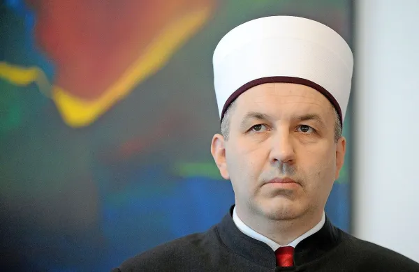  Islamska skupnost v Sloveniji danes  začenja tridnevno 
praznovanje ramazanskega bajrama. Na osrednji molitvi v 
Ljubljani  je mufti Nedžad Grabus poudaril pomen strpnosti 
do drugih veroizpovedi.