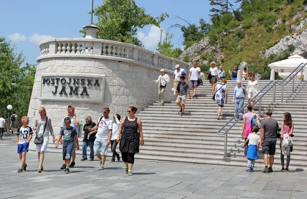 

Na postojnski občini menijo, da bi moralo solastništvo v 
družbi Postojnska jama občini in občanom, ne le večinskemu 
lastniku, prinašati več koristi kot doslej.



