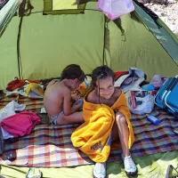Šestletni Manci (v ospredju) in štiriletni Karolini Cvetkovič je mama Maja 
postavila šotor in poskrbela za senco.