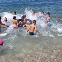 “Imamo vodo, morje, senco. Ob 10.30 zapiha maestral in nas dodatno ohladi. Poletje je zakon, še posebej,   ker so 
začele zoreti kumare, paradižniki, lubenice in  melone,” so nas prepričevali  v izolskem Društvu prijateljev mladine.     