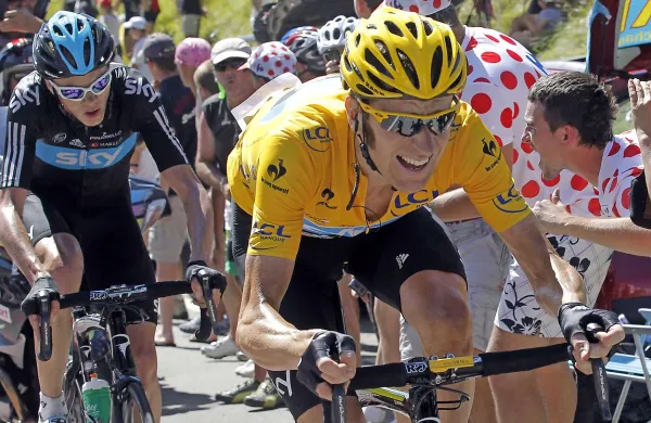 Britanec Christopher Froome, trenutno vodilni v skupni 
razvrstitvi na kolesarski dirki po Franciji, je bil na današnji 
preizkušnji med krajema Rodez in Mende tarča nenavadnega 
napada.