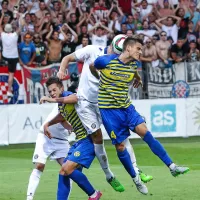 Stisnjeni v sendvič - Matej Palčič (levo) in Denis Šme med 
nogometašema Hajduka.