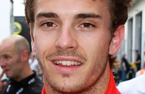 Francoski voznik formule 1 Jules Bianchi je danes zaradi 
hudih poškodb preminil po lanski tragični nesreči, je sporočila njegova družina. 