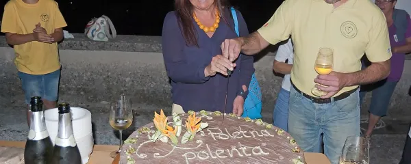 Dejana Baša in Gregor Špacapan sta prva zarezala v jubilejno 
torto Poletne polente iz treh vrst polente.  