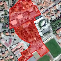 Območje centra Sežane (označeno z rdečo), ki ga ureja nov 
občinski prostorski podrobni načrt. Ker bi  javni natečaj 
občino predrago stal, bodo arhitekturne rešitve iskali prej 
razpisa ali zbiranja ponudb. Kar lokalnim arhitektom prinaša 
več možnosti sodelovanja.   