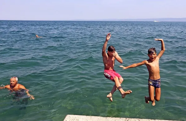 Osvežiti se je bilo težko tudi v morju, kjer je temperatura 
popoldne dosegla 30 stopinj Celzija.