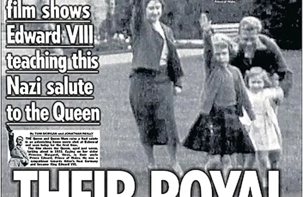 Buckinghamska palača razmišlja o pravnih korakih, potem 
ko je britanski tabloid The Sun objavil videoposnetek iz 
otroštva kraljice Elizabete II., na katerem z družino izvaja 
nacistični pozdrav.